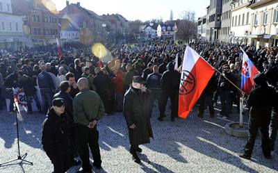 Nkolik stovek pznivc krajn pravicov Dlnick strany se shromdilo na nmst v Litvnov.
